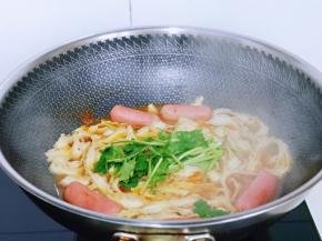 关火加入洗干净的香菜。