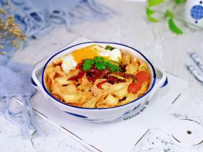 点缀上香菜叶。