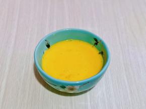 鸡蛋磕碗里，用筷子打散备用。