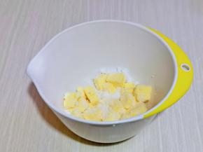 室温软化的黄油加入一个较深的器具中，再加入绵白糖，用硅胶铲搅拌均匀。(糖粉也可以)