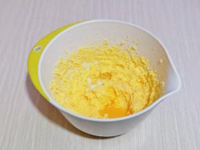 电动打蛋器打至黄油蓬松，体积变大，颜色变淡，分两次加入全蛋液，继续启动电动打蛋器，打至蛋液与黄油完全融合。