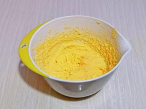 再加入一半蛋液，同样打至完全融合即可。