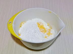 将低筋面粉过细筛，用刮刀翻拌均匀。