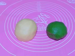 分别揉成面团，盖上保鲜膜，放入冰箱冷藏20分钟。