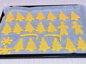 压好的饼干摆放在垫有油纸的烤盘中，并间隔距离，还做了姜饼人，雪花。