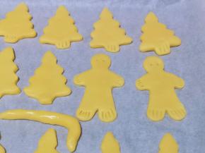 再用牙签在圣诞树的根部压出印记，姜饼人手部脚步压出指印，再用牙签扎出眼睛。