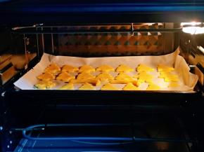 将烤盘入烤箱中层，上下175度烤15-18分钟。(时间及温度仅供参考)