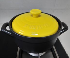 准备好一口可以耐高温耐干烧的砂锅，洗干净后，擦干水分备用。