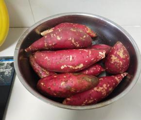 红薯洗干净，控水备用。