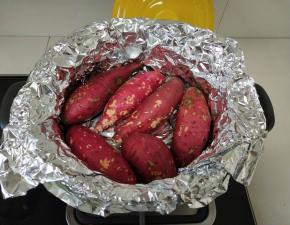 把红薯放入锅内锡纸上。