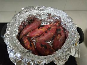 每10分钟翻一次面，同时用纸币擦干红薯周围的水分。