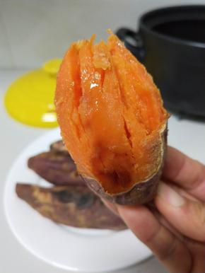 焦香流蜜的砂锅烤红薯就好了，开吃吧。