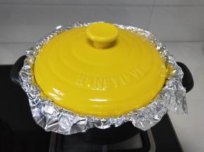 烤了约40分钟后关火，利用锅体余温继续焖一会儿，砂锅不烫手就可以开锅了。