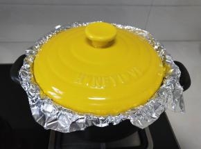烤了约40分钟后关火，利用锅体余温继续焖一会儿，砂锅不烫手就可以开锅了。