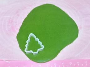 大麦青汁面团同样擀薄，再用模具压出形状来。