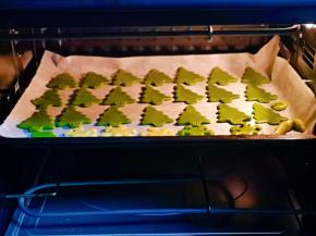 入烤箱中层，上下170度烤15分钟。