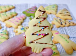 饼干晾凉后，用裱花笔画出自己喜欢的图案，再撒上彩色糖珠。