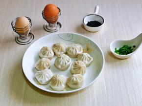 准备食材，小笼包是买的哈，小葱去皮切葱花。