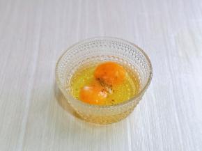 首先将鸡蛋磕碗里，按个人口味加入盐，十三香。