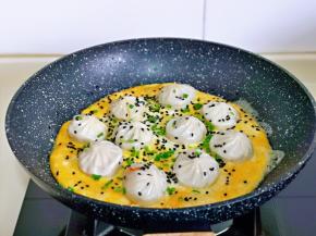 待蛋液凝固后撒上葱花，关火出锅。