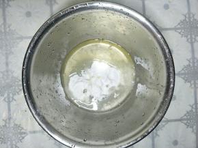 把白糖、蛋清、柠檬汁放在一起。