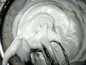 用手持电动打蛋器先高速后低速打发至打蛋器提起，蛋白呈直尖状态。