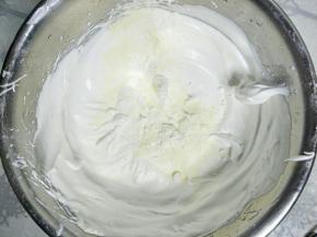 把奶粉和玉米淀粉混合均匀后过筛加入蛋白中翻拌均匀。