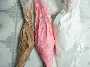 把蛋白按3:2:1的比例分成3份，其中最少量的加入可可粉搅拌均匀，中间量的加入草莓粉搅拌均匀。把三份蛋白分别装入裱花袋。