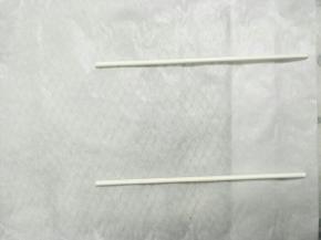 把棒棒糖纸棒放在油纸上。