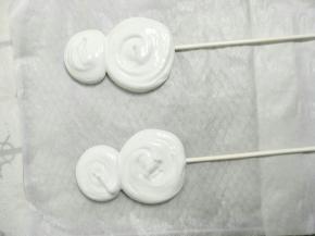 用白色蛋白挤出雪人的身体和头部。