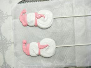 用草莓粉蛋白挤出雪人的帽子和围脖！