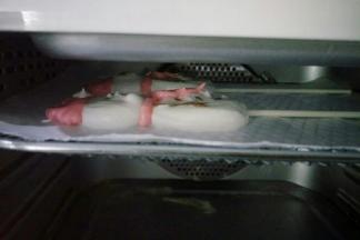 把挤好的雪人放入果干机，开80度烘干2~3小时即可。