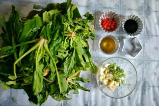 准备食材，葱蒜切开，菠菜洗净，红线椒切圈。