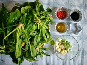 准备食材，葱蒜切开，菠菜洗净，红线椒切圈。