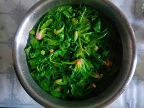 把菠菜加一点点盐用热开水烫熟后过冷水。