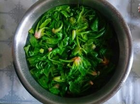把菠菜加一点点盐用热开水烫熟后过冷水。