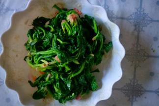 把菠菜中多余水分挤出。