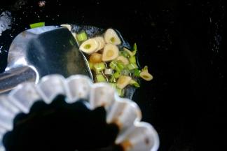 加入生抽翻炒均匀。