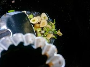 加入生抽翻炒均匀。