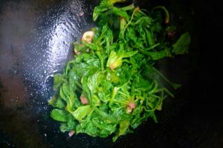 加入菠菜翻炒均匀。