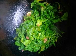 加入菠菜翻炒均匀。