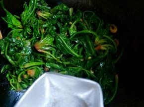 加入盐翻炒均匀即可。