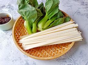 刀削面是两个人的早餐分量。