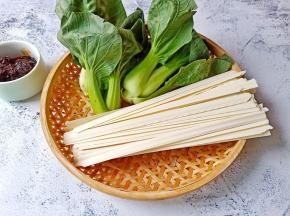 刀削面是两个人的早餐分量。