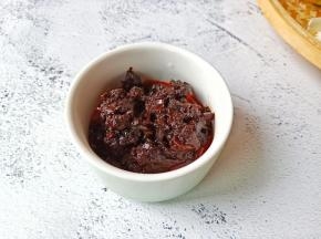 牛肉酱60克，里面有牛肉粒、黄豆、豌豆。