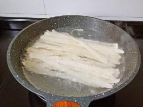 锅里多放一点水，待锅边的水微微冒小泡下入刀削面。