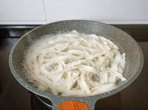 用筷子快速把刀削面搅拌开，防止粘在一起。