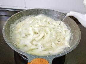 煮面期间加2-3次水【这样煮好的面里外一起熟透】