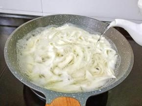 煮面期间加2-3次水【这样煮好的面里外一起熟透】