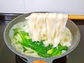 煮熟的面条捞出。